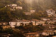 casas sobre la colina de Berat