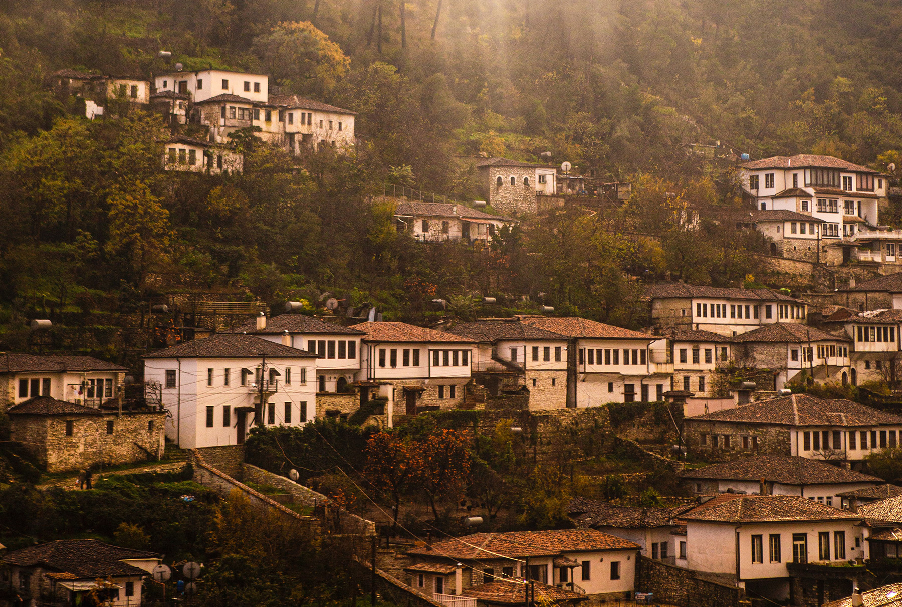 casas sobre la colina de Berat