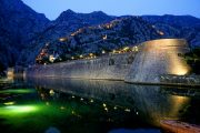 muralla de Kotor de noche