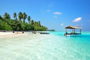 playa con barca en Maldivas
