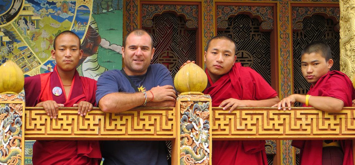 Carlos Useros con monjes en Bhutan