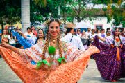 mujer con traje regional de Costa Rica baila feliz