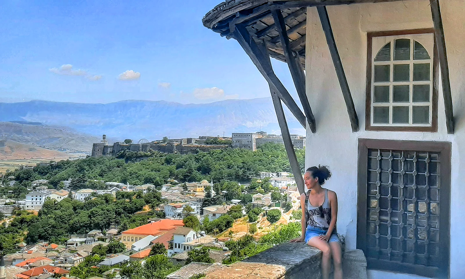 viajera en mirador de Gjirokastër, Albania